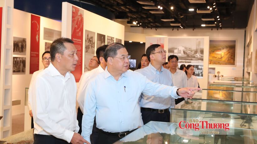 Standing Deputy Prime Minister Pham Gia Tuc visits EVN’s traditional room.