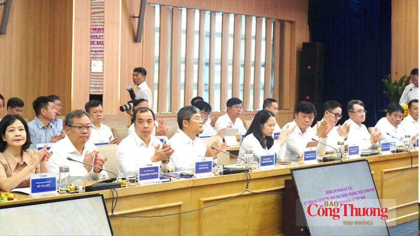EVN leaders and representatives of the group’s functional departments attend the working session.