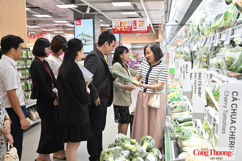 The delegation conducts an on-site visit at LOTTE Properties Hanoi Co., Ltd.