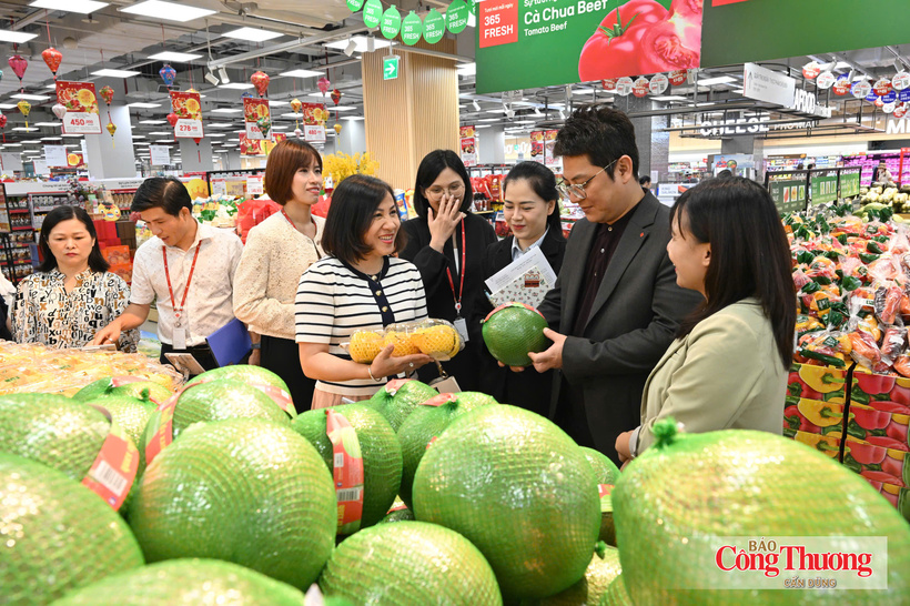 The delegation visits a store at a Lotte supermarket.
