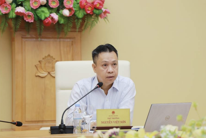 Deputy Minister of Industry and Trade Nguyen Viet Son chairs the meeting.
