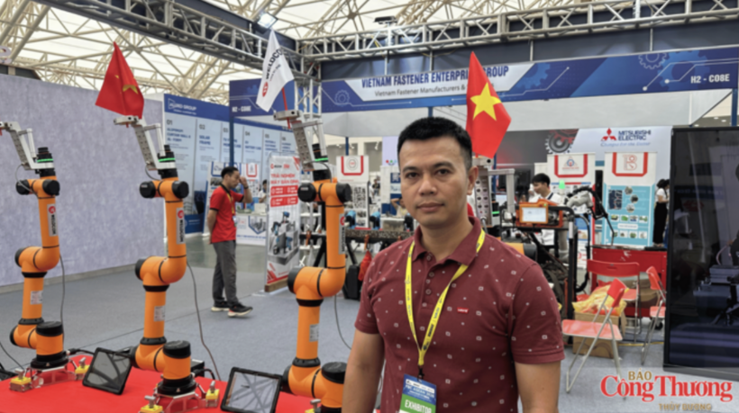 Phung Tung Anh, Marketing and Communications Director of Weldcom Industrial Joint Stock Company, and a Cobot product.