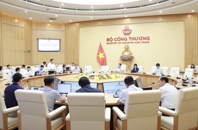 Representatives from units under the Ministry of Industry and Trade and energy groups and corporations attend the meeting.