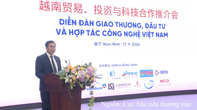 Deputy Minister of Industry and Trade Nguyen Sinh Nhat Tan speaks at the forum.
