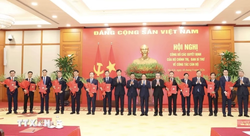 Standing member of the Secretariat Tran Cam Tu presents decisions of the Political Bureau and Secretariat to 12 officials appointed as Permanent Deputy Secretaries of provincial Party committees and Deputy Heads of central Party commissions.