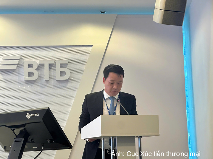 Deputy Director of the Vietnam Trade Promotion Agency Bui Quang Hung delivers opening remarks