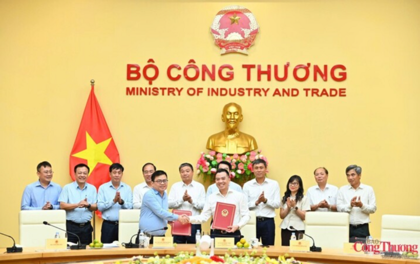 Deputy Minister of Industry and Trade Truong Thanh Hoai and Deputy Minister of Agriculture and Environment Dang Ngoc Diep conduct the signing ceremony for the handover minutes. Photo: Nam Nguyen