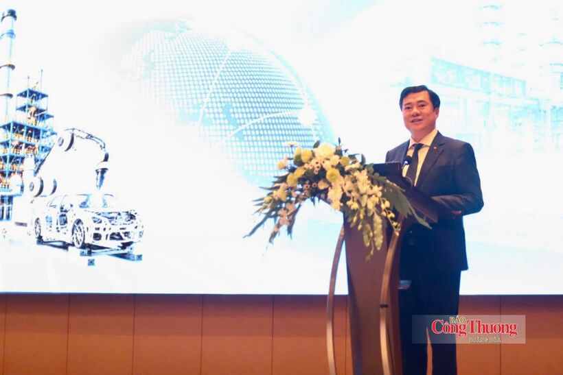 Deputy Minister Nguyen Sinh Nhat Tan delivers opening remarks at the forum.