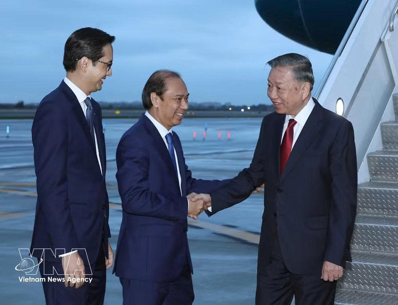 Vietnamese Ambassador to the US Nguyen Quoc Dung and Ambassador and Permanent Representative of Viet Nam to the UN Do Hung Viet welcome General Secretary of the Communist Party of Viet Nam Central Committee and President To Lam at John F. Kennedy international airport. (Photo: VNA)