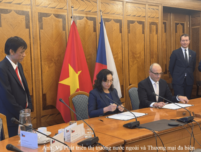 Signing ceremony of the Minutes of the 8th Session at the headquarters of the Czech Ministry of Industry and Trade.