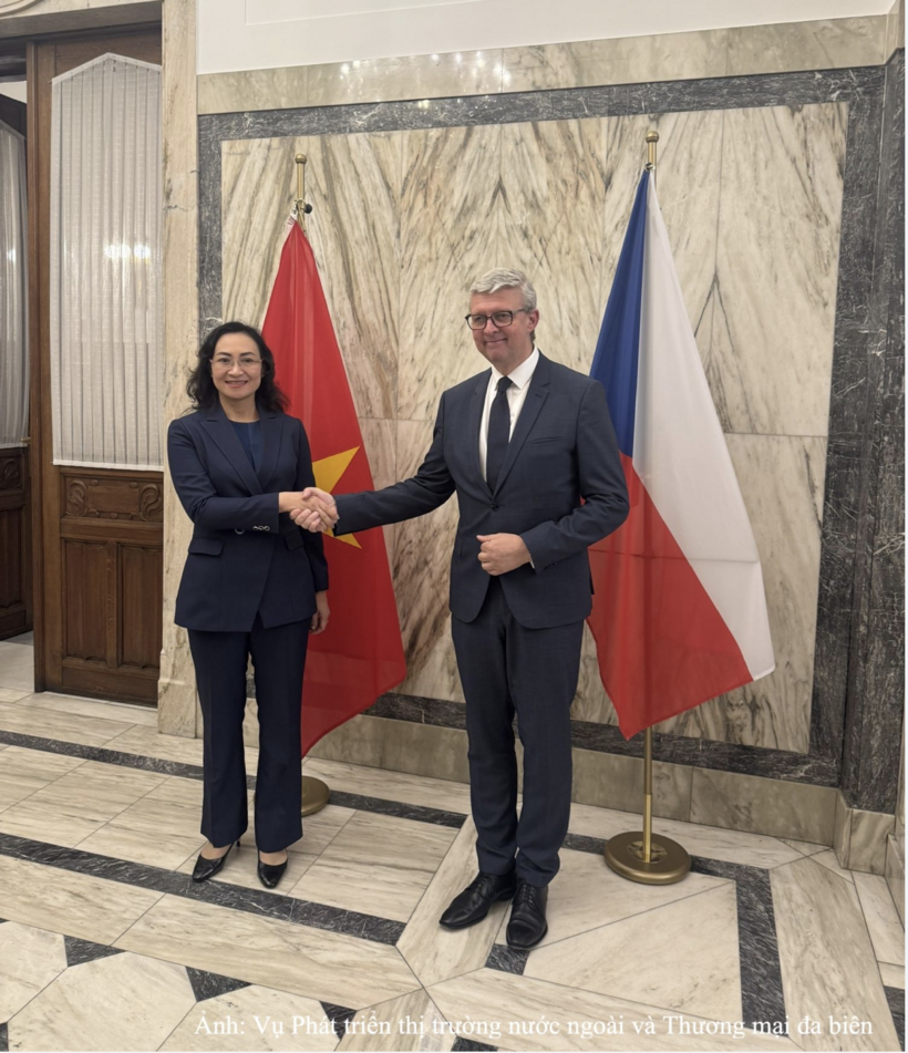 First Deputy Prime Minister and Minister of Industry and Trade of the Czech Republic Karel Havlíček shakes hands with Vietnamese Deputy Minister of Industry and Trade Phan Thi Thang.