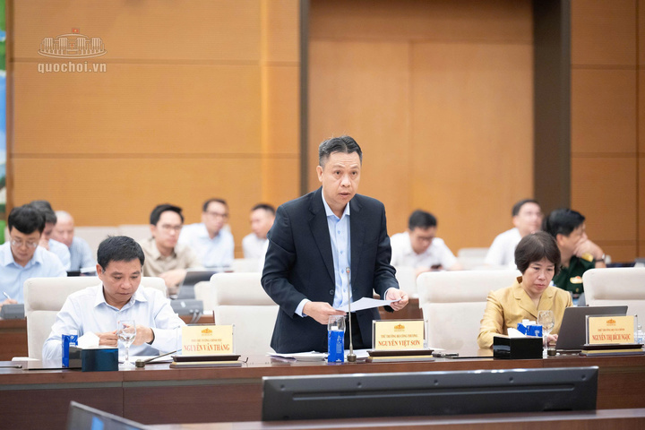Deputy Minister of Industry and Trade Nguyen Viet Son presents a brief report on the draft Law. Photo: Vu Hieu