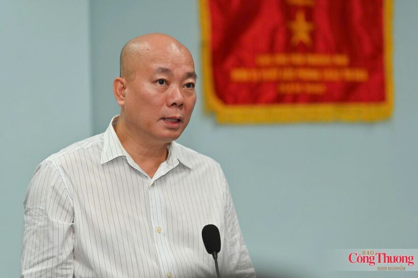 Director of the Viet Nam Trade Promotion Agency Vu Ba Phu delivers opening remarks at the conference.