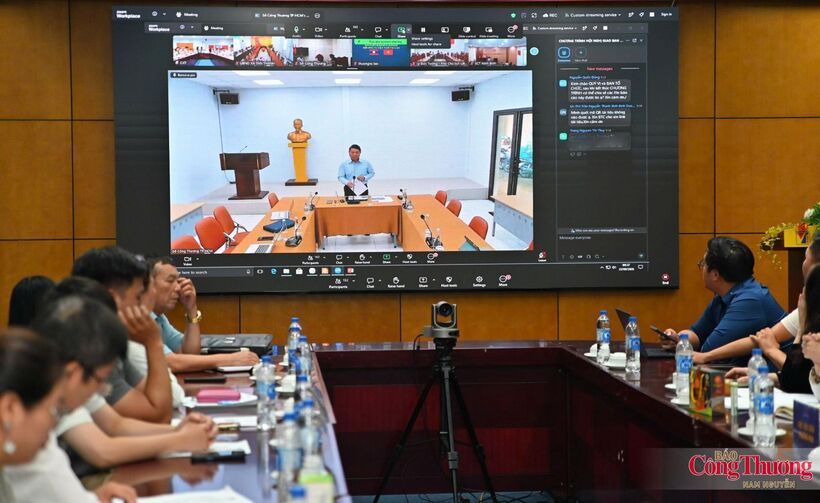 Vietnamese Trade Offices abroad, localities and several organisations attend the conference online.