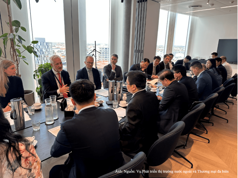 On the afternoon of September 21, at the headquarters of Copenhagen Infrastructure Partners (CIP) in Copenhagen, Denmark, Deputy Minister of Industry and Trade Truong Thanh Hoai holds a working session with CIP executives. Photo: MoIT