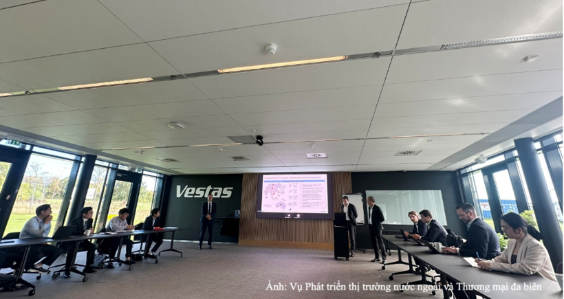 As part of his working trip to the Kingdom of Denmark, Deputy Minister of Industry and Trade Truong Thanh Hoai and a delegation from the Ministry of Industry and Trade held a working session with the Vestas Group in Aarhus, Denmark.