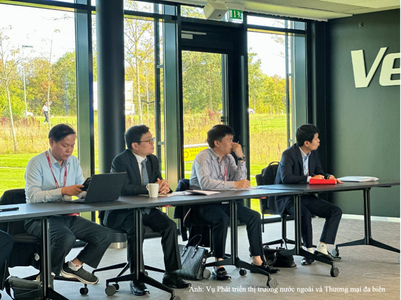 Deputy Minister Truong Thanh Hoai holds a working session with Vestas in Aarhus, Denmark.