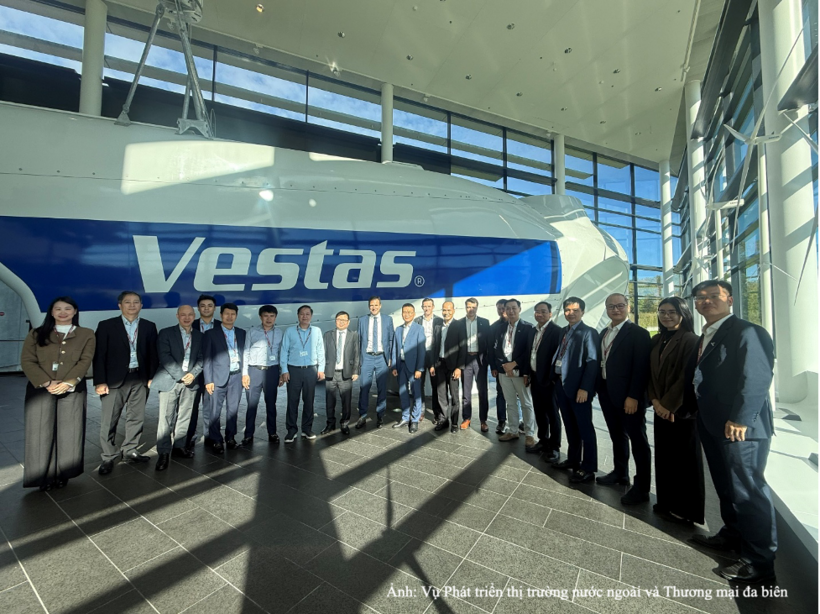 Deputy Minister of Industry and Trade Truong Thanh Hoai and the delegation from the Ministry of Industry and Trade pose for a group photo with representatives of Vestas.