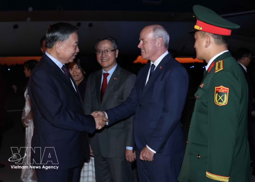 Canadian government officials and staff of the Vietnamese Embassy welcomes General Secretary of the Communist Party of Viet Nam Central Committee and President To Lam at Ottawa Macdonald-Cartier International Airport. Photo: VNA