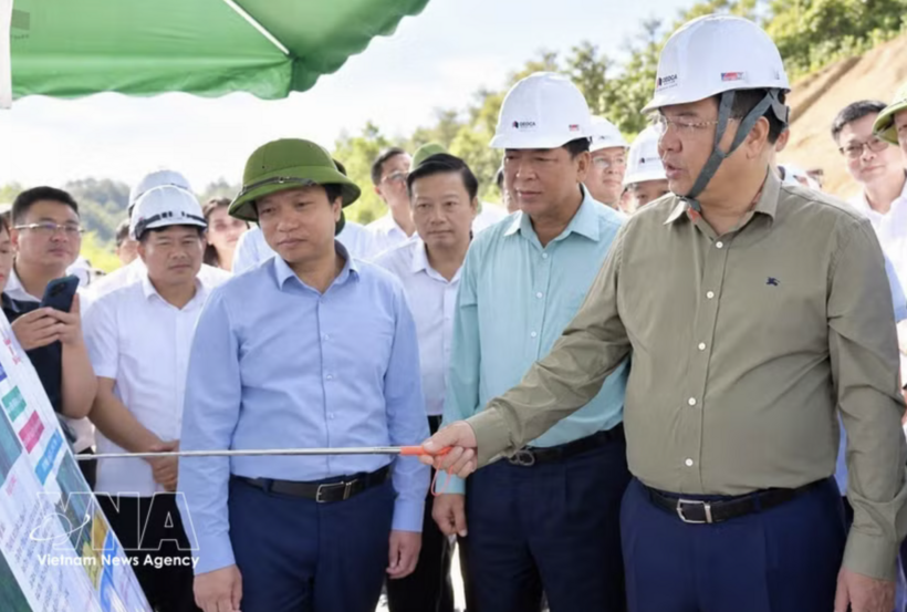 Standing Deputy Prime Minister Pham Gia Tuc (right) inspects Huu Nghi – Chi Lang and Dong Dang – Tra Linh expressway projects.