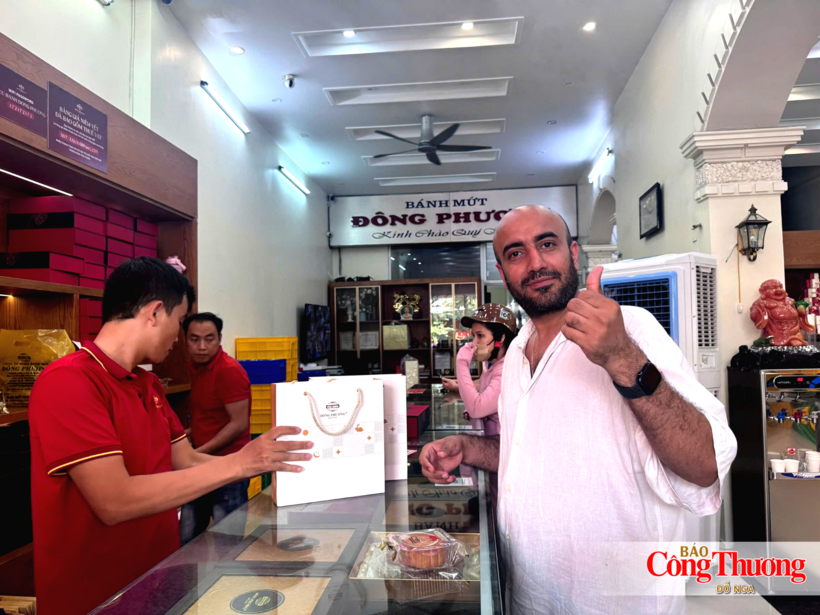 Ahmed Al-Mansoori is impressed by consumers' enthusiasm for Dong Phuong mooncakes.