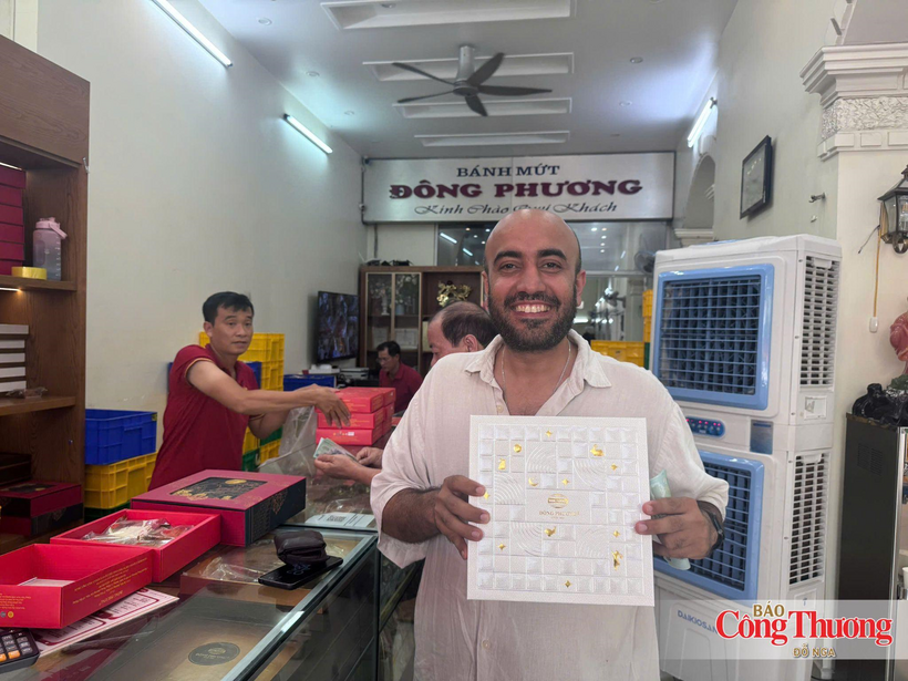 Ahmed Al-Mansoori says he will choose Dong Phuong mooncakes as gifts for relatives and friends when he returns to Dubai.