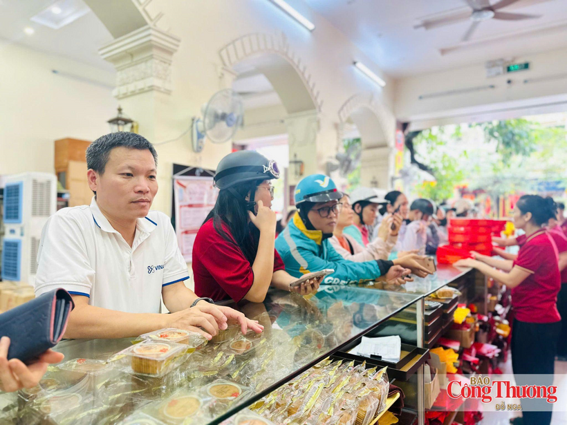 Established in 1950, Dong Phuong has maintained a notable position in the traditional confectionery market, offering baked and glutinous rice mooncakes produced using traditional methods combined with modern manufacturing technology.