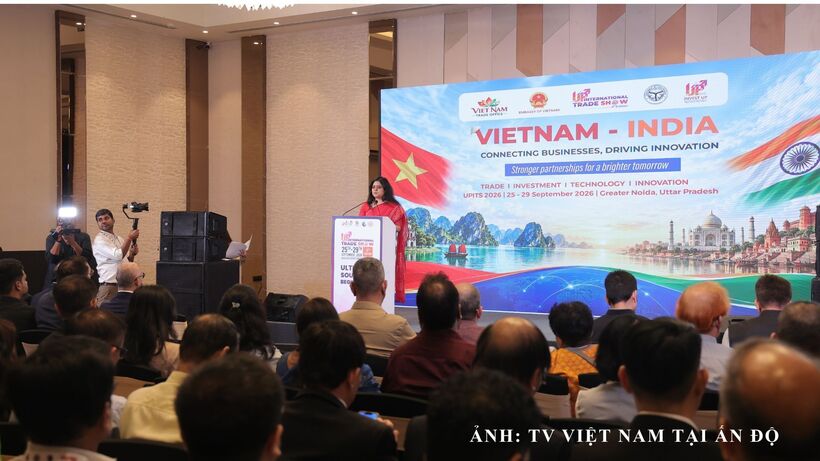 The dialogue focused on highlighting strengths, needs and priority areas for cooperation, while discussing measures to strengthen linkages among government agencies, trade promotion organisations and the Viet Nam - Uttar Pradesh business community.