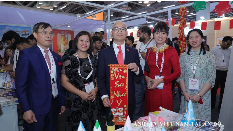 Ambassador Trinh Minh Manh visits Vietnamese exhibition booths at the Uttar Pradesh International Trade Show 2026 (UPITS 2026) at the India Expo Mart & Centre.