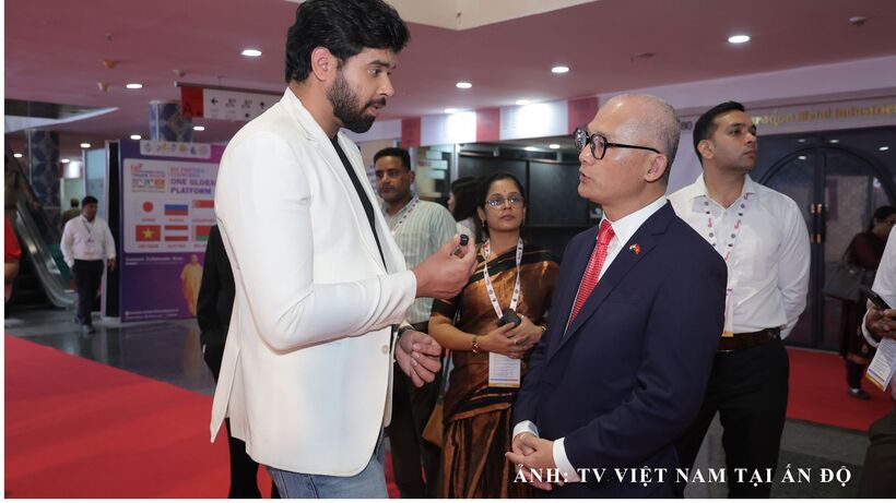 For food and consumer goods, delegates discussed the potential of coffee, cashew nuts, pepper, fruit, processed foods, beverages and Vietnamese consumer products in the Uttar Pradesh market. Businesses were encouraged to carefully study Indian consumer preferences, standards, packaging, pricing and distribution systems.
