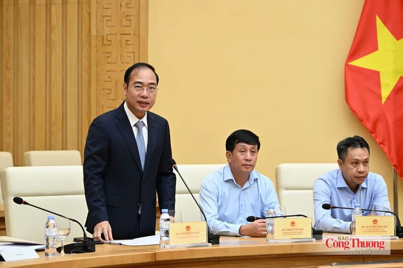 Director of the Department of Personnel and Organization Tran Quang Huy announces the decision appointing Luong Hoang Thai as Deputy Minister of Industry and Trade. Photo: Can Dung