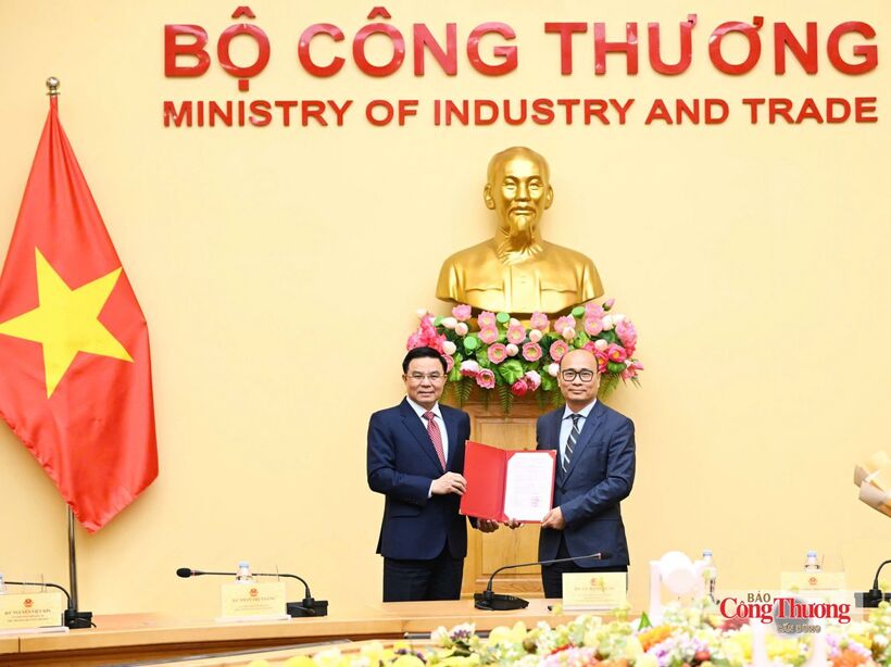 Minister Le Manh Hung presents the Prime Minister’s decision appointing Luong Hoang Thai as Deputy Minister. Photo: Can Dung