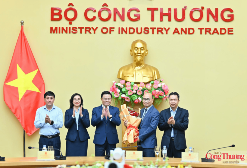 Party Committee Secretary and Minister Le Manh Hung and members of the Ministry’s Party Committee Standing Board congratulate Deputy Minister Luong Hoang Thai. Photo: Nam Nguyen