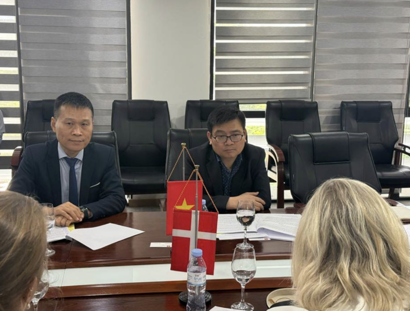 Deputy Minister of Industry and Trade Truong Thanh Hoai speaks at the meeting.