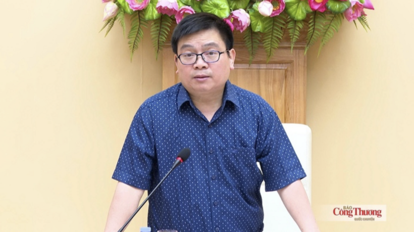 Deputy Minister of Industry and Trade Truong Thanh Hoai delivers his remarks at the conference.