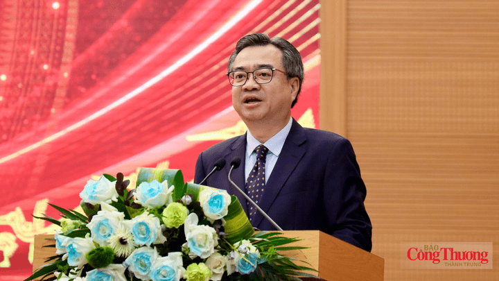 Nguyen Thanh Nghi, member of the Political Bureau, Secretary of the Party Central Committee and Chairman of the Commission for Policy and Strategy of the CPVCC, delivers remarks at the conference.