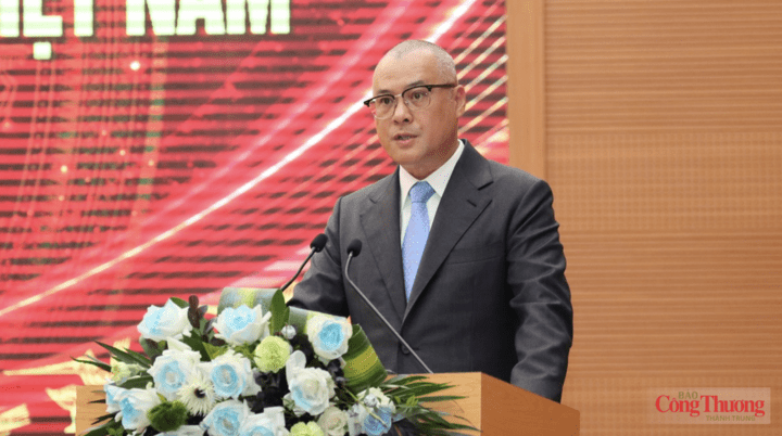 Pham Dai Duong, member of the Party Central Committee and Secretary of the Phu Tho provincial Party Committee, delivers remarks at the conference.