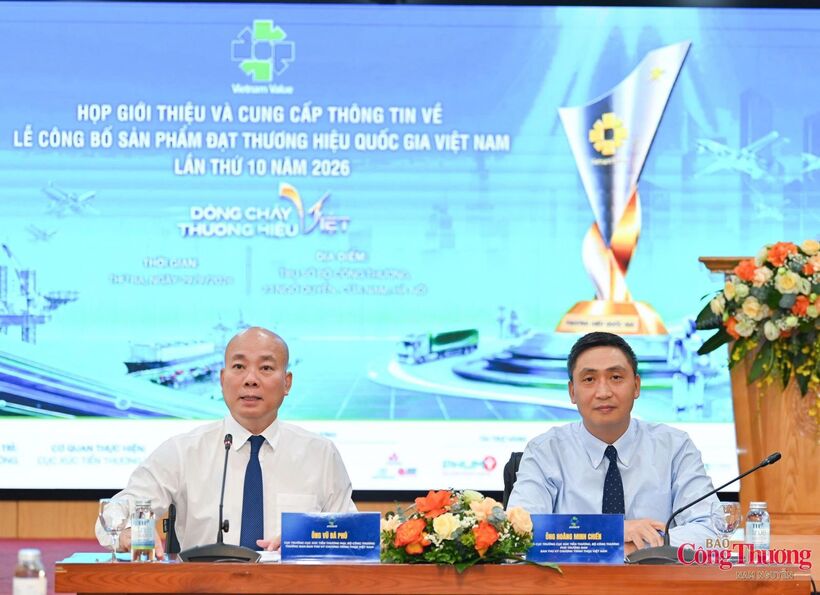 Leaders of the Viet Nam Trade Promotion Agency respond to issues raised by media agencies at the meeting.