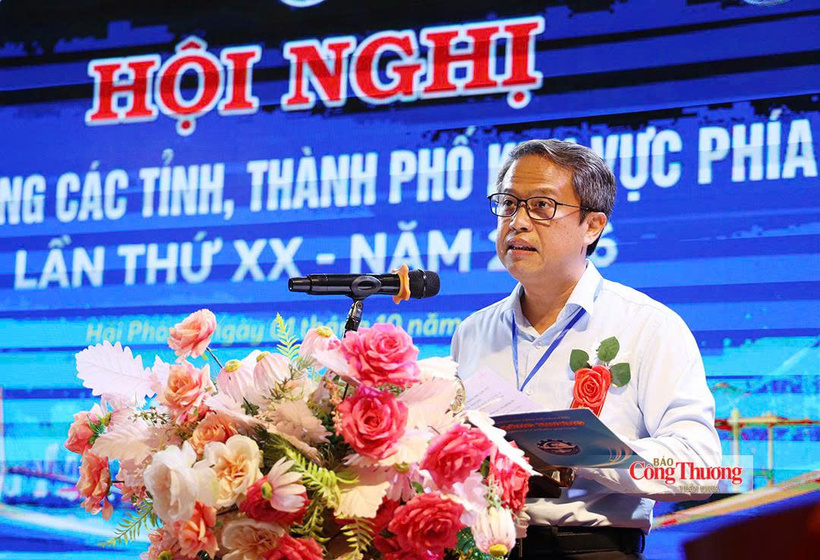 Nguyen Hoang Long, member of the Hai Phong Party Committee and Director of the Hai Phong Department of Industry and Trade, delivers remarks at the conference.
