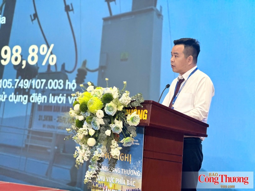 A representative of the Lai Chau provincial leadership delivers remarks at the event.