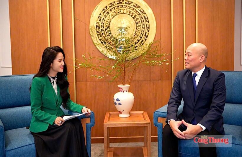 The Newspaper of Industry and Trade had an interview with Vu Ba Phu, Director-General of the Viet Nam Trade Promotion Agency under the Ministry of Industry and Trade. Photo: Thai Manh