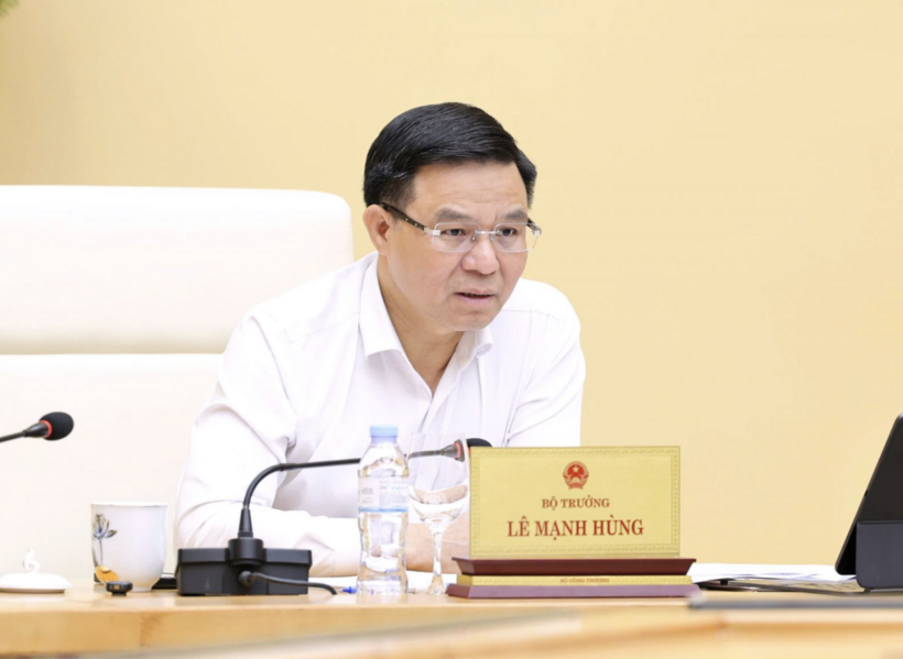 Minister of Industry and Trade Le Manh Hung chairs the working session.
