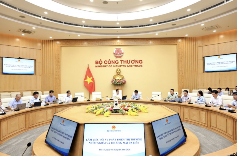 Minister Le Manh Hung holds a working session with the Department of Foreign Market Development and Multilateral Trade.
