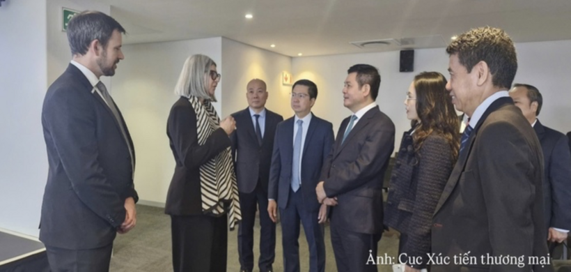 Vietnamese National Assembly Vice Chairman Nguyen Hong Dien met with Wrenelle Stander, Chief Executive Officer, and JP van der Merwe, Deputy CEO responsible for investment at Wesgro, during the forum to discuss opportunities for promoting economic, trade and investment cooperation between the two sides.