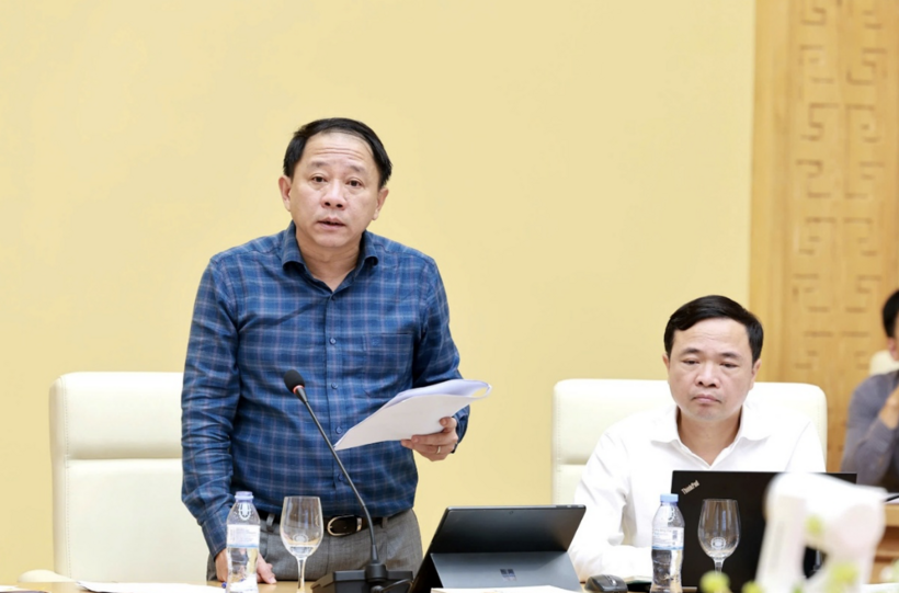 Acting Director-General of the Energy - Petroleum Agency Tran Thanh Tung delivers his report at the meeting.