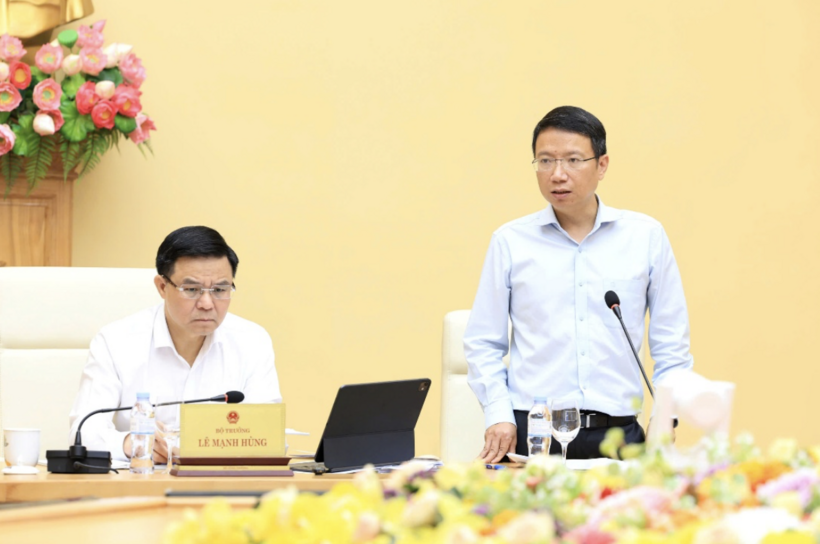 Director-General of the Department of Foreign Market Development and Multilateral Trade Le Trieu Dung delivers a report at the working session.