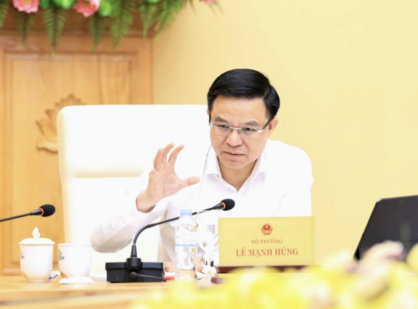 Minister Le Manh Hung delivers remarks at the working session.