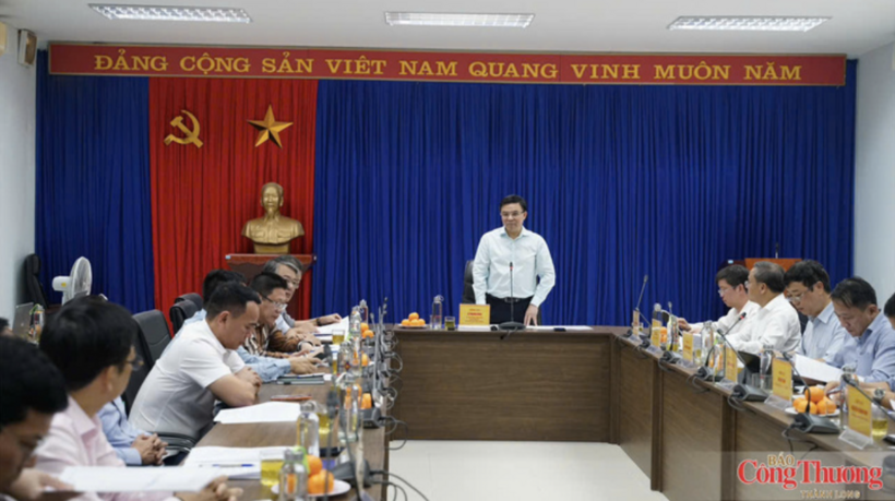 Minister Le Manh Hung works with local authorities and relevant agencies and units to address difficulties and obstacles facing projects at the Quang Trach Power Centre.
