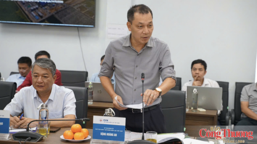 Dang Hoang An, Chairman of the Members’ Council of Vietnam Electricity, delivers remarks at the working session.