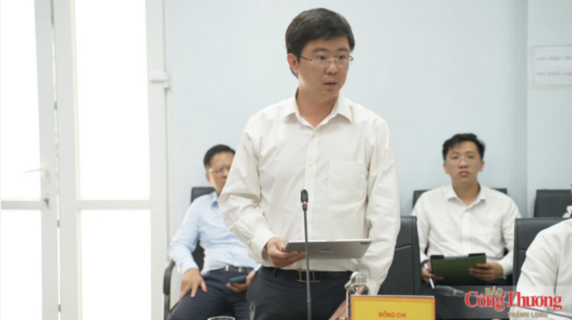 Bui Hoang Phuong, Chairman of the Quang Tri Provincial People’s Committee, delivers remarks at the working session.